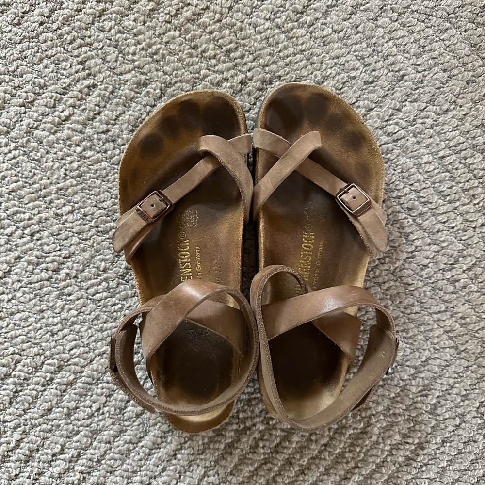 Birkenstock Women’s Yara Oiled Leather Flat Mocha - Size 8